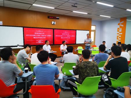 一群人在餐厅里

描述已自动生成